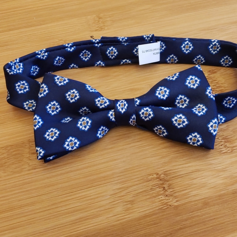 Boys bowtie w velcro closure.